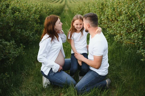 夏季快乐的怀孕夫妇和女儿 — 图库照片