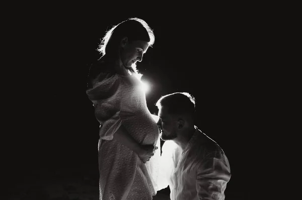 快乐的怀孕夫妇 母亲和父亲都爱在怀孕期间生小孩 在漆黑的夜晚出生的家庭背景 — 图库照片