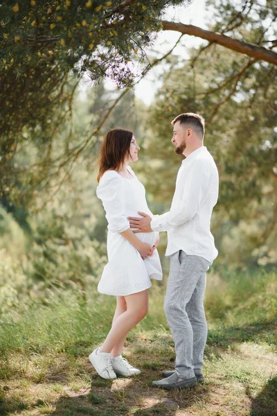 Retrato Futuros Padres Encantadores Durante Puesta Del Sol — Foto de Stock