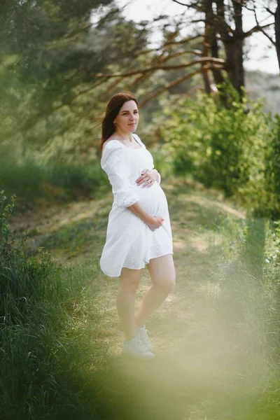 Gelukkig Zwangere Jongedame Ontspannen Genieten Van Het Leven Natuur Buiten — Stockfoto