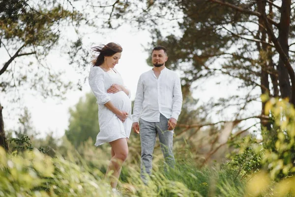 Schwangere Mit Familie Sieht Glücklich Aus — Stockfoto