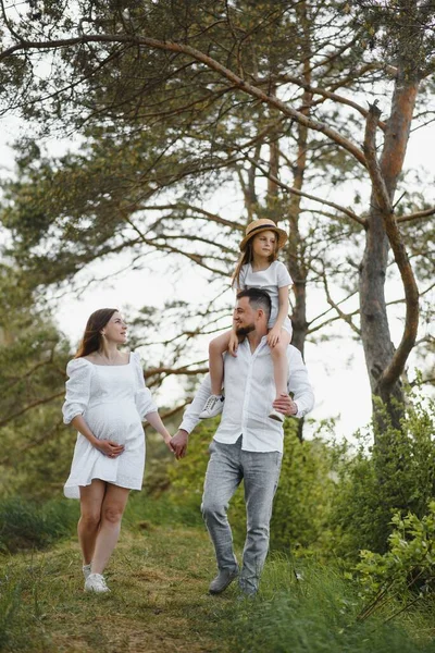 Feliz Pareja Embarazada Con Hija Naturaleza Verano —  Fotos de Stock