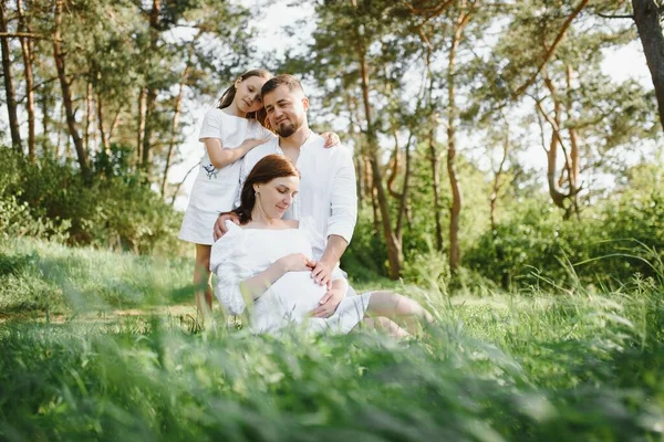 Feliz Pareja Embarazada Con Hija Naturaleza Verano —  Fotos de Stock