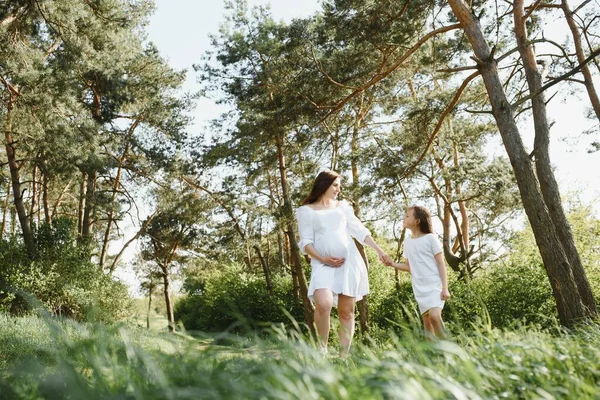 Mujer Embarazada Con Familia Mirando Feliz —  Fotos de Stock