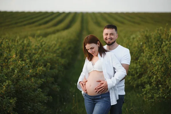 Беременная Женщина Своей Семьей Выглядит Счастливой — стоковое фото