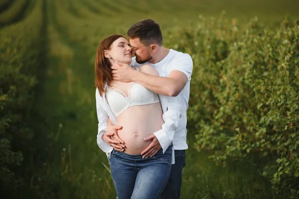 Έγκυος Γυναίκα Την Οικογένειά Της Φαίνεται Ευτυχισμένη — Φωτογραφία Αρχείου