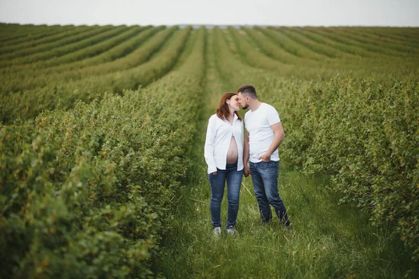 Donna Incinta Con Sua Famiglia Cercando Felice — Foto Stock