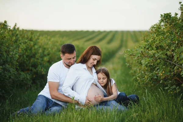 Hermosa Embarazada Morena Mamá Papá Dauther Ropa Blanca Miran Naturaleza —  Fotos de Stock