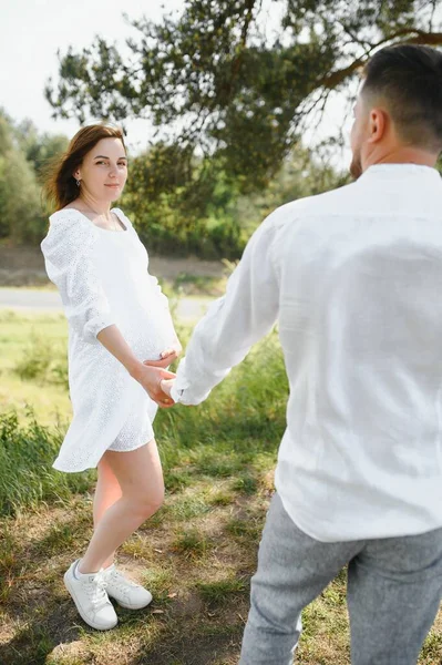 Mutlu Genç Hamile Çift Doğada Sarılıyorlar — Stok fotoğraf