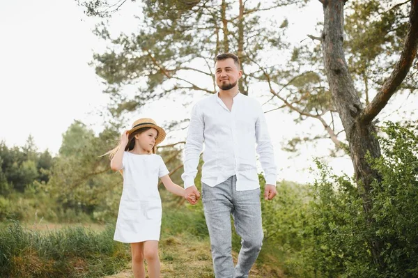 Lycklig Far Och Dotter Leker Medan Går Vacker Sommarpark Idealisk — Stockfoto