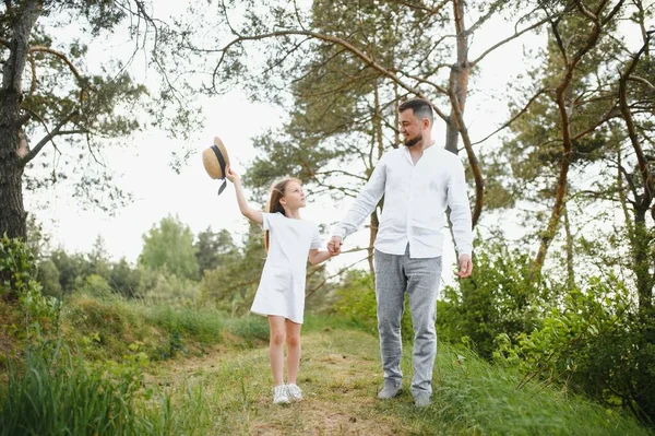 Baba Kızı Doğada — Stok fotoğraf