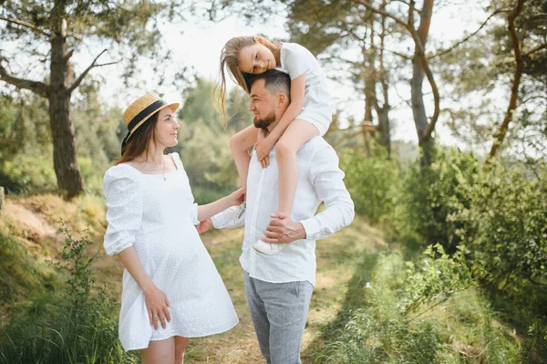 Donna Incinta Con Sua Famiglia Cercando Felice — Foto Stock