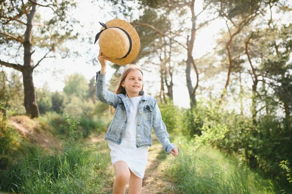 Divertido Linda Niña Parque Sobre Fondo Naturaleza Felicidad Temporada Verano —  Fotos de Stock