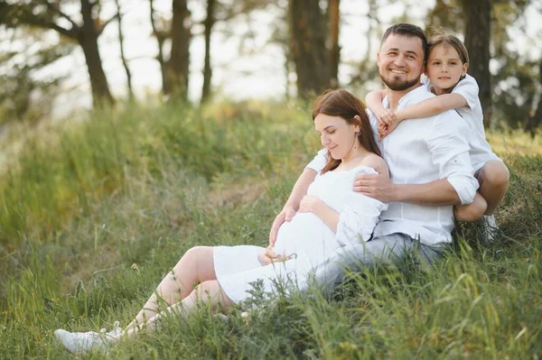 Beautiful Pregnant Brunette Mom Dad Dauther White Clothes Look Each — Stock Photo, Image