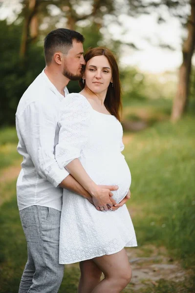 Schwangere Mit Familie Sieht Glücklich Aus — Stockfoto