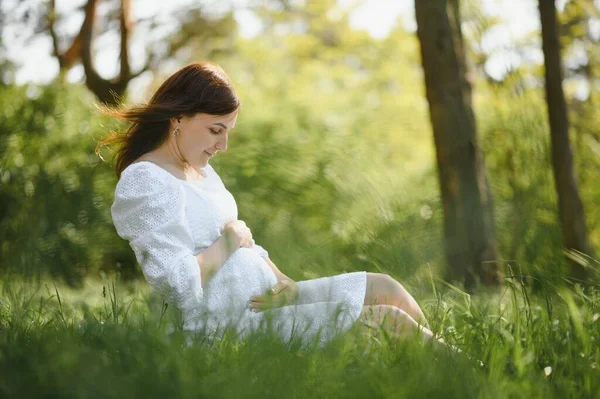 Young Happy Pregnant Woman Relaxing Enjoying Life Nature Outdoor Shot — Stock Photo, Image