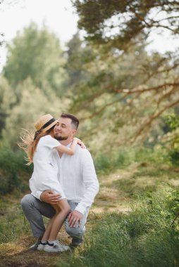Baba ve kızı doğada.