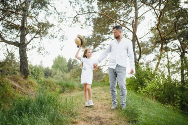 Baba ve kızı doğada.