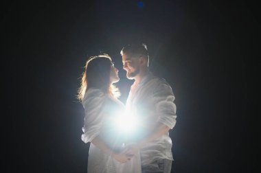 Mutlu Hamile Çiftler. Annem ve babam hamilelik sırasında bebek bekliyorlar. Aile bekliyor Çocuk Doğumu Kara Gece Arkaplanı.