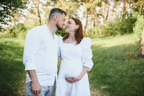 Schwangere Mit Familie Sieht Glücklich Aus — Stockfoto