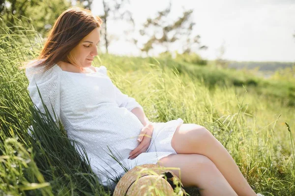 Junge Glückliche Schwangere Frau Die Sich Entspannt Und Das Leben — Stockfoto