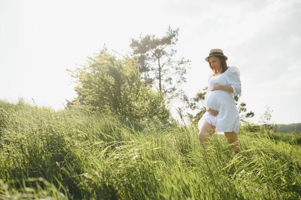 Hermosa Mujer Embarazada Relajándose Afuera Parque —  Fotos de Stock