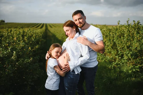 Schöne Schwangere Brünette Mama Und Papa Und Tochter Weißen Kleidern — Stockfoto