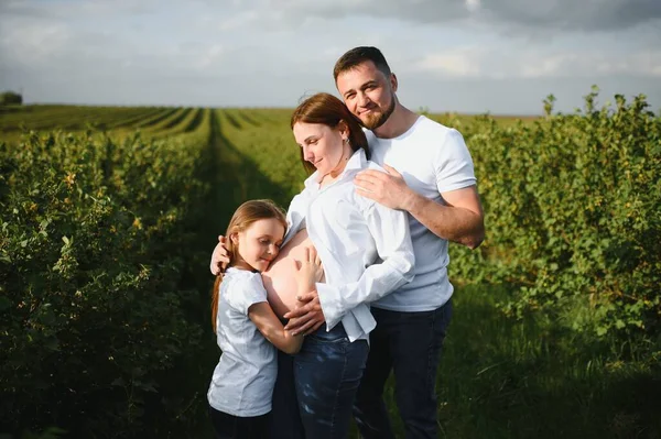 Piękna Ciężarna Brunetka Mama Tata Dauther Białych Ubraniach Patrzeć Siebie — Zdjęcie stockowe