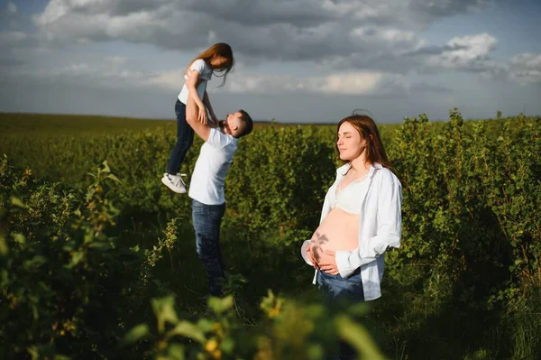 Glückliche Familie Papa Schwangere Mutter Und Kleine Tochter Spielen Bei — Stockfoto