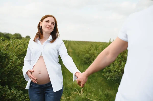 Retrato Futuros Padres Encantadores Durante Puesta Del Sol — Foto de Stock