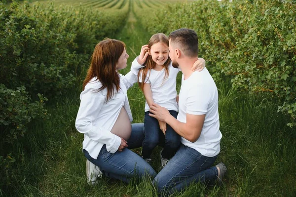 Zwangere Vrouw Met Haar Familie Zoek Gelukkig — Stockfoto