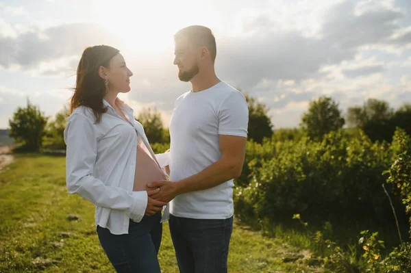 Schwangere Mit Familie Sieht Glücklich Aus — Stockfoto