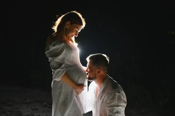 Feliz Pareja Embarazada Madre Padre Amor Esperando Bebé Durante Embarazo —  Fotos de Stock