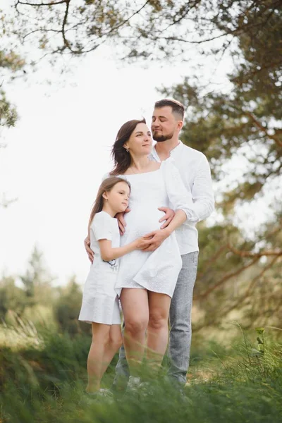 Femme Enceinte Fille Dans Parc Coucher Soleil Une Famille Heureuse — Photo