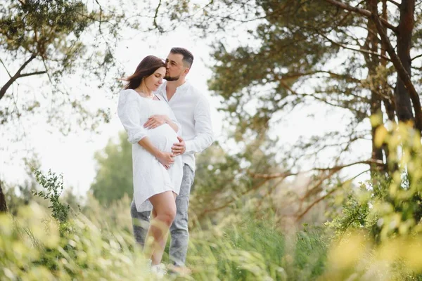 Feliz Joven Pareja Embarazada Abrazándose Naturaleza —  Fotos de Stock