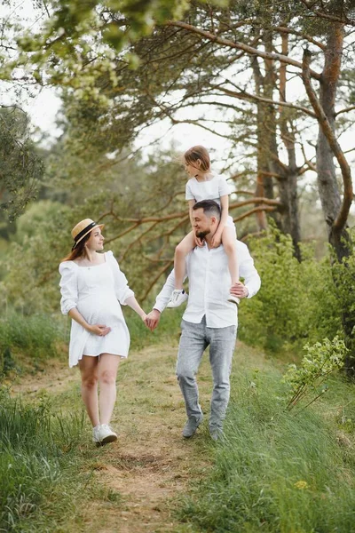 Feliz Pareja Embarazada Con Hija Naturaleza Verano —  Fotos de Stock