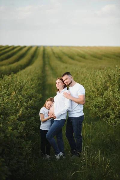 Schwangere Mit Familie Sieht Glücklich Aus — Stockfoto