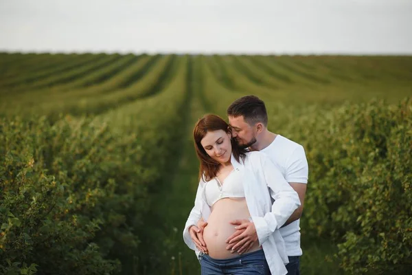 Feliz Joven Pareja Embarazada Abrazándose Naturaleza — Foto de Stock