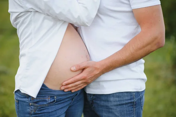 Szczęśliwa Młoda Ciężarna Para Przytulająca Się Naturze — Zdjęcie stockowe