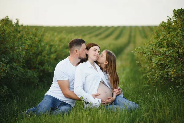 Беременная Женщина Своей Семьей Выглядит Счастливой — стоковое фото