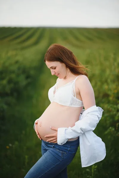 Hermosa Mujer Embarazada Relajándose Afuera Parque —  Fotos de Stock