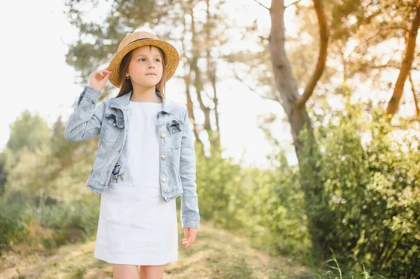 自然を背景に公園で面白いかわいい子供の女の子 幸せよ — ストック写真