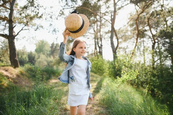 Vicces Aranyos Kislány Parkol Természet Háttere Felett Boldogság Nyári Szezon — Stock Fotó