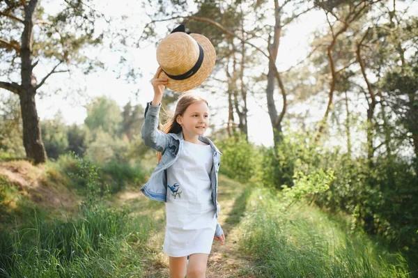 Divertente Ragazza Bambino Carino Nel Parco Sullo Sfondo Della Natura — Foto Stock