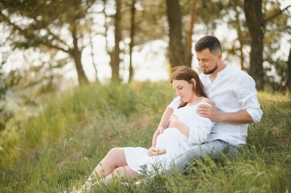 Pregnant Woman Her Family Looking Happy — Stockfoto