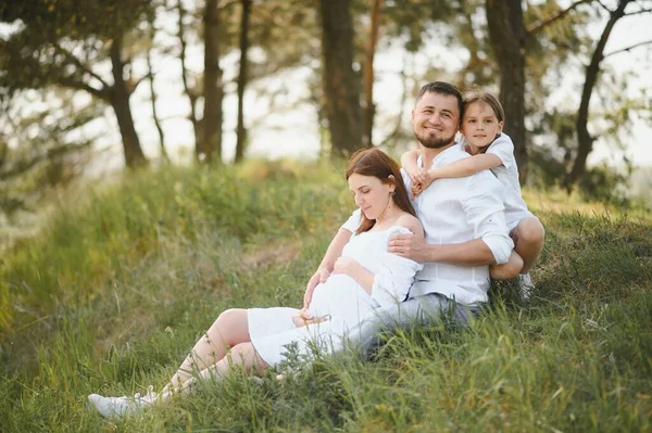 Těhotná Žena Svou Rodinou Vypadá Šťastně — Stock fotografie
