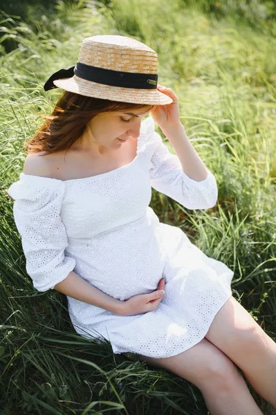 Junge Glückliche Schwangere Frau Die Sich Entspannt Und Das Leben — Stockfoto