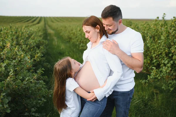 Όμορφη Έγκυος Μελαχρινή Μαμά Και Μπαμπάς Και Κόρη Άσπρα Ρούχα — Φωτογραφία Αρχείου