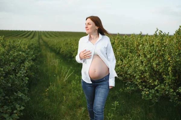 Mooie Zwangere Vrouw Ontspannen Buiten Het Park — Stockfoto