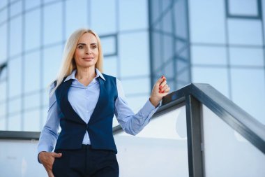 Gülümseyen bir iş kadınının portresi.